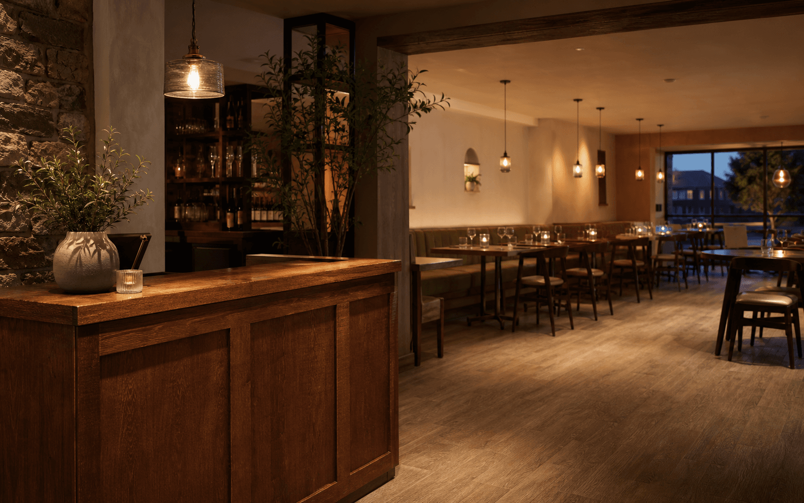 Ingresso e sala di un ristorante in luce serale